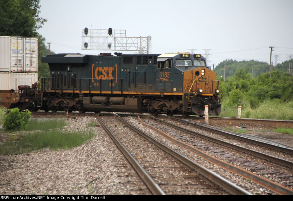 CSX 3183 leading I004